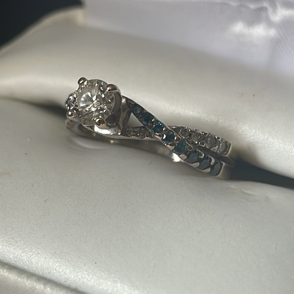 14k Blue and White Diamond Ring - Picture 6 of 7